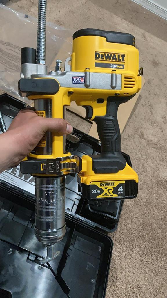 DEWALT Grease Gun Kit 20V MAX with 4.0Ah Battery and Charger, Cordless Grease Gun, LED Light, 42” Hose, 10,000 PSI, Variable Speed Triggers (DCGG571M1) customer photo 1