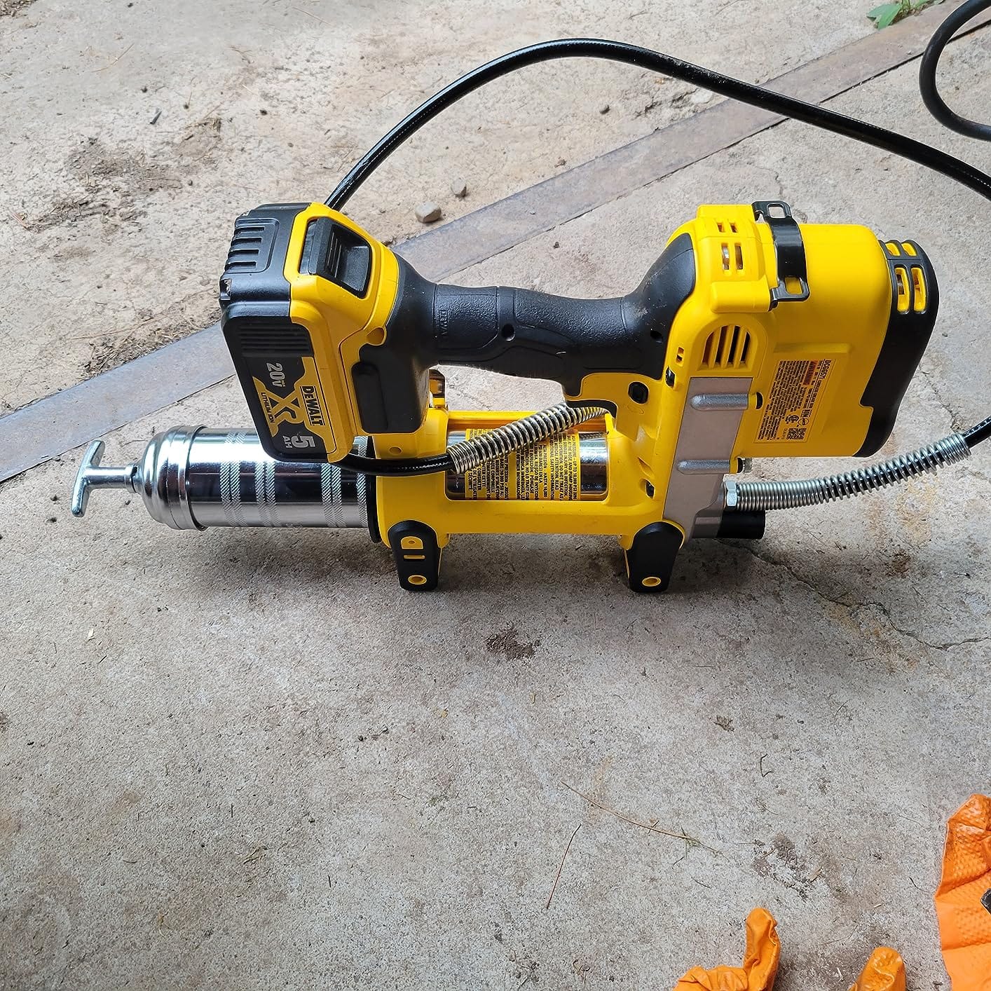 DEWALT Grease Gun 20V MAX, Cordless Electric Grease Gun 42” Hose, 10,000 PSI, Variable Speed Triggers, Tool Only (DCGG571B) customer photo 1