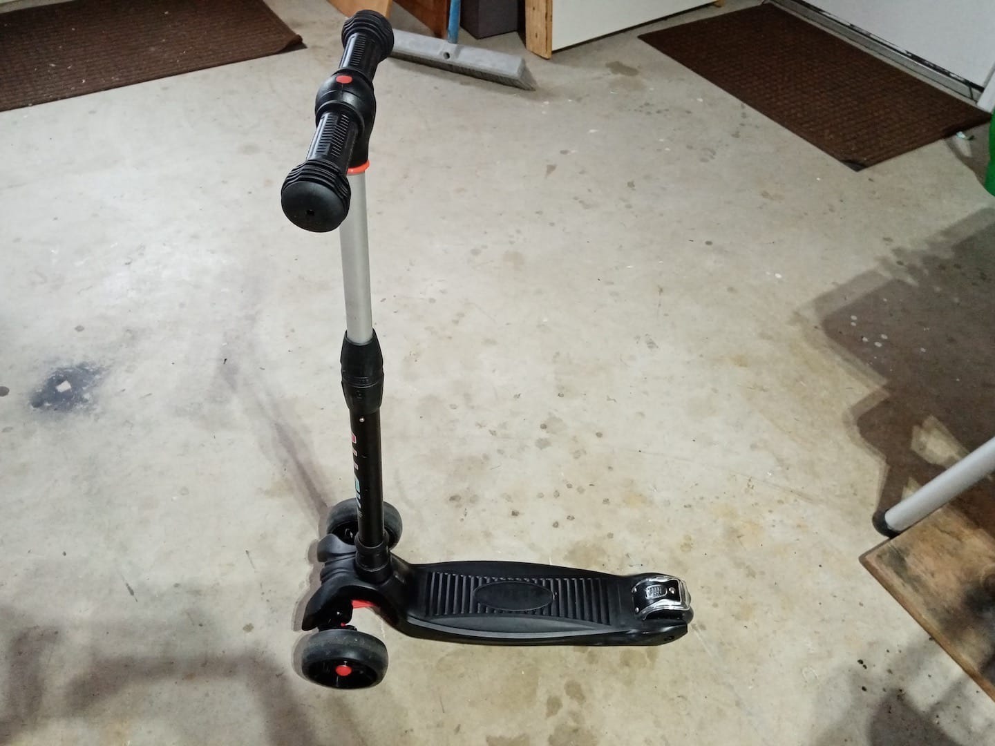 Allek Kick Scooter B02, Lean 'N Glide Scooter with Extra Wide PU Light-Up Wheels and 4 Adjustable Heights for Children from 3-12yrs (Black) customer photo 1