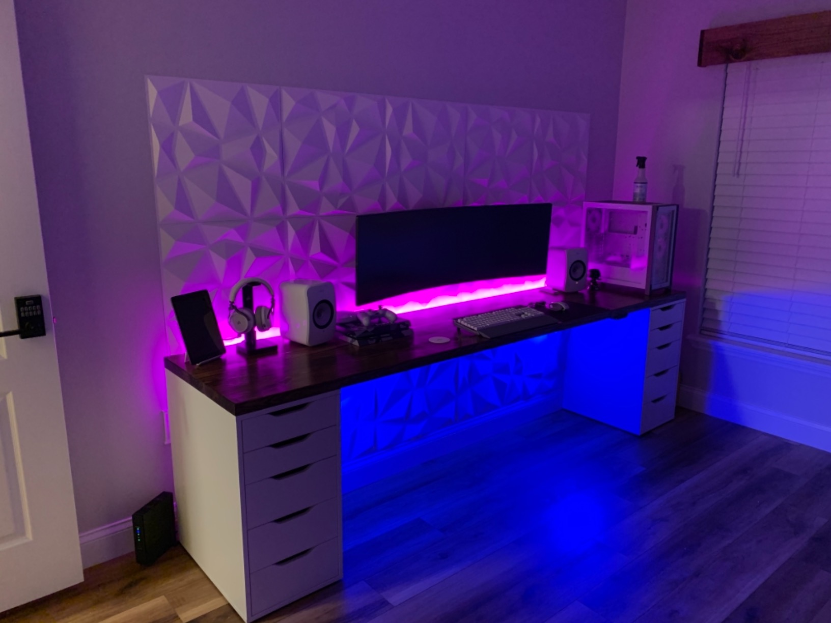 Philips Hue Bluetooth Smart Lightstrip Plus 2m/6ft Base Kit with Plug, (Voice Compatible with Amazon Alexa, Apple Homekit and Google Home), White customer photo 1