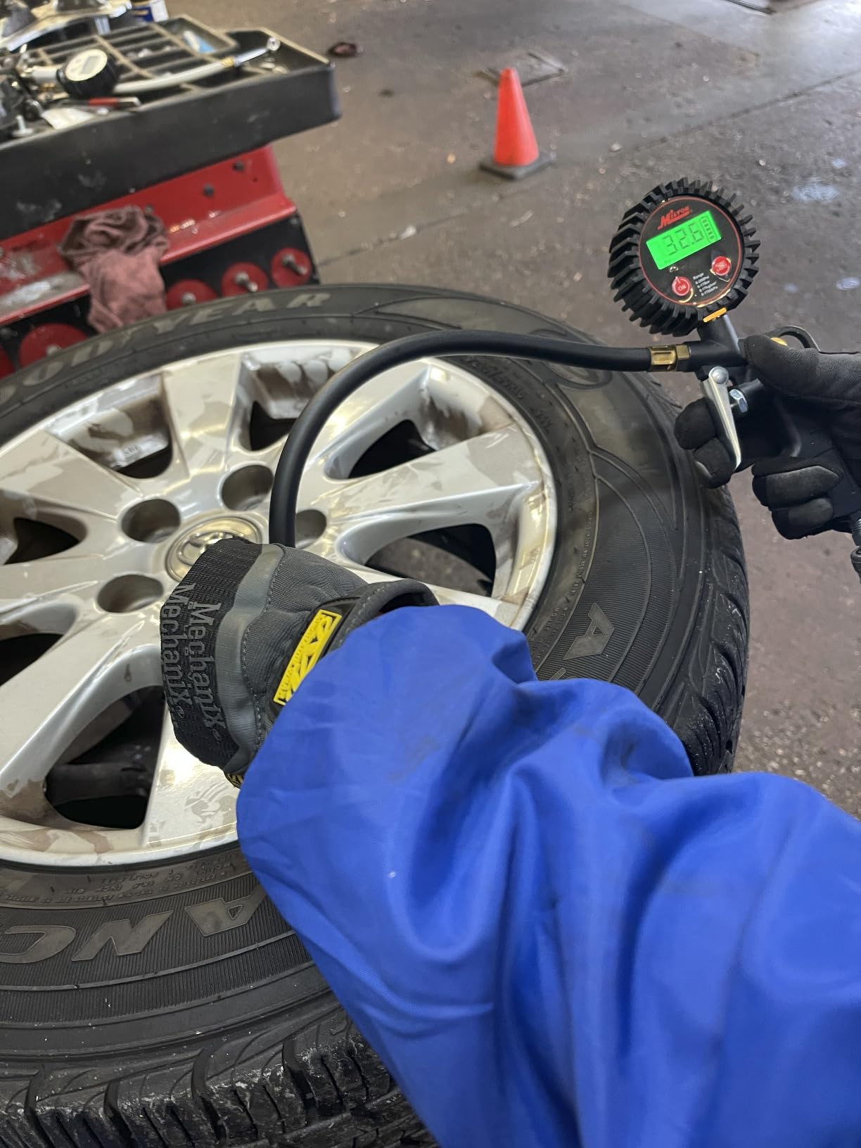 Milton 507KIT Digital Tire Inflator Car Accessories w/Accurate Air Tire Pressure Gauge, 14” Rubber Air Hose – 250 PSI, Brass Lock-On Clip Air Chuck and Compressor Accessories customer photo 1