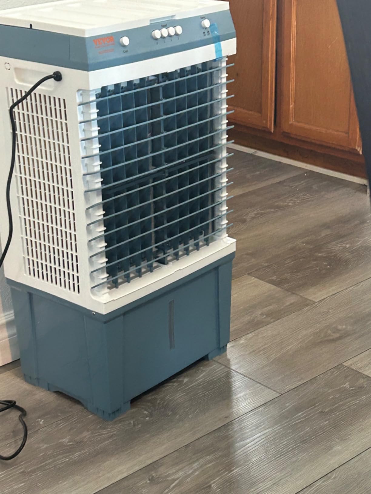 VEVOR Evaporative Air Cooler,1400 CFM 11X31 inch Air Cooler,3 Speeds Cooler Portable Air Conditioner,Energy-Saved Swamp Cooler for party,pool and patio,5 Gal Water Tank & 550 Sq.Ft… customer photo 2