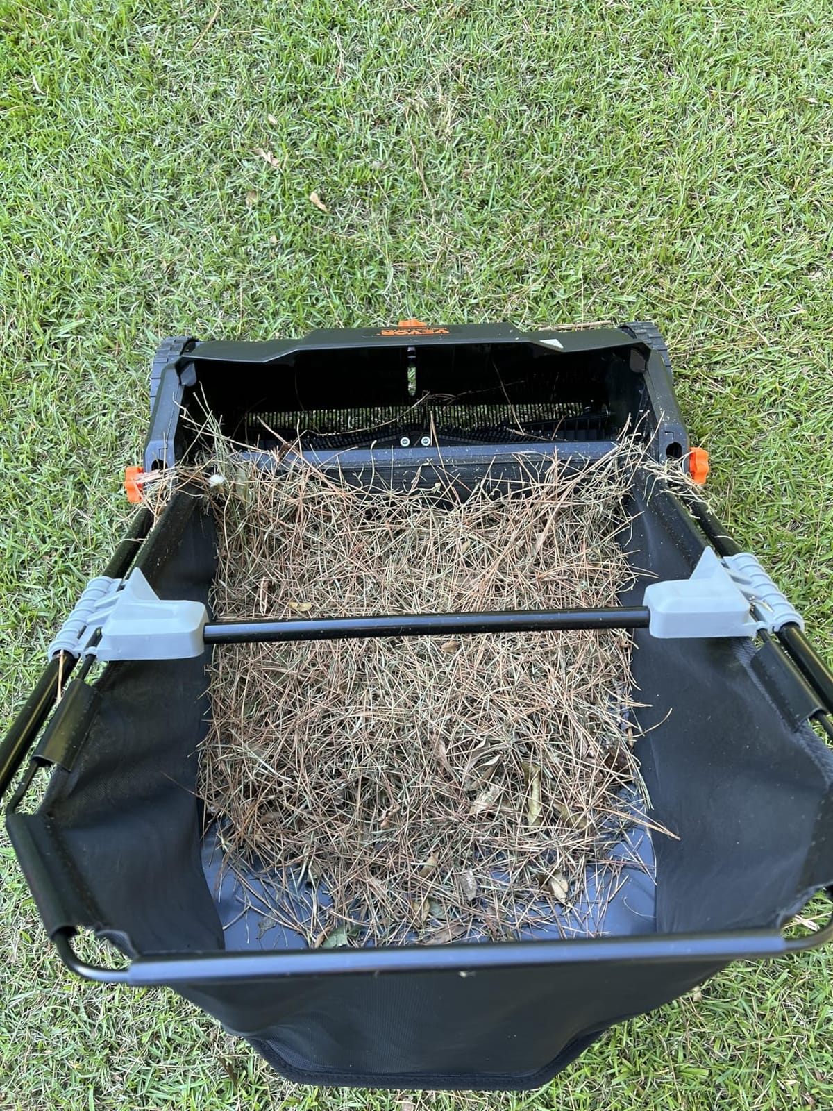 VEVOR Push Lawn Sweeper 26 Inch Leaf & Grass Collector 7 cu. ft. Hopper Bag customer photo 1