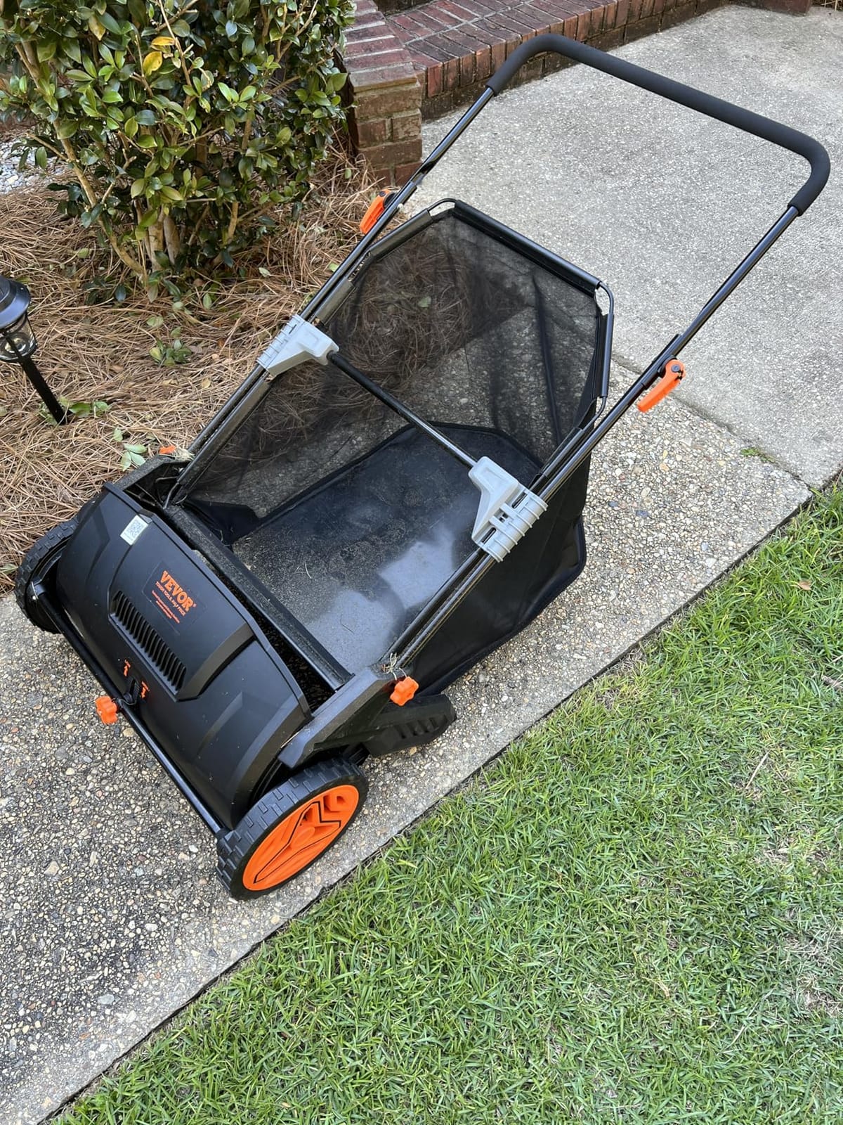 VEVOR Push Lawn Sweeper 26 Inch Leaf & Grass Collector 7 cu. ft. Hopper Bag customer photo 2
