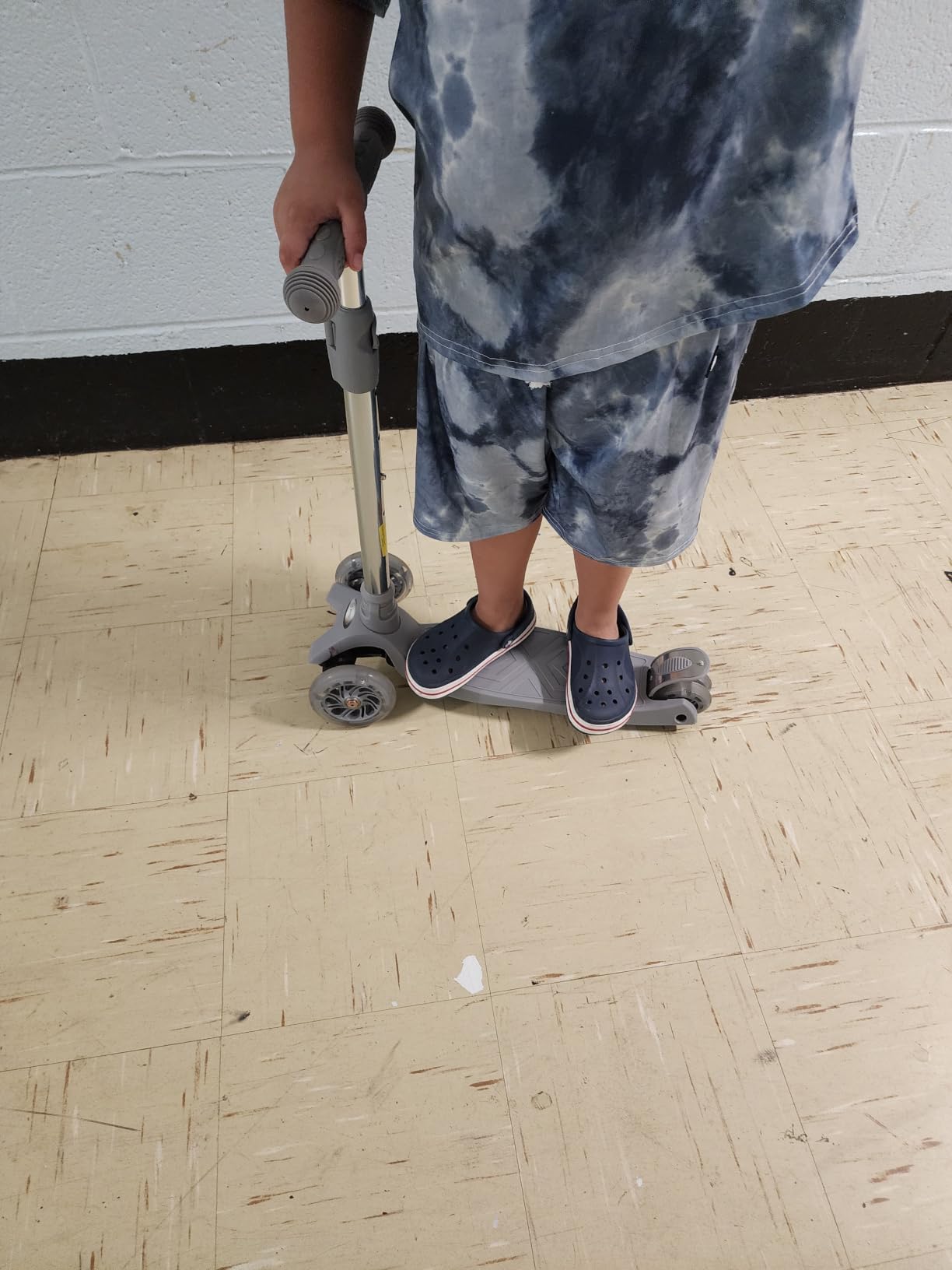 3 Wheel Scooter for Kids Ages 6-12,Kids Scooter with Light Up Wheels, Sturdy Deck Design, and 4 Height Adjustable Suitable for Kid Ages 3-12 customer photo 1