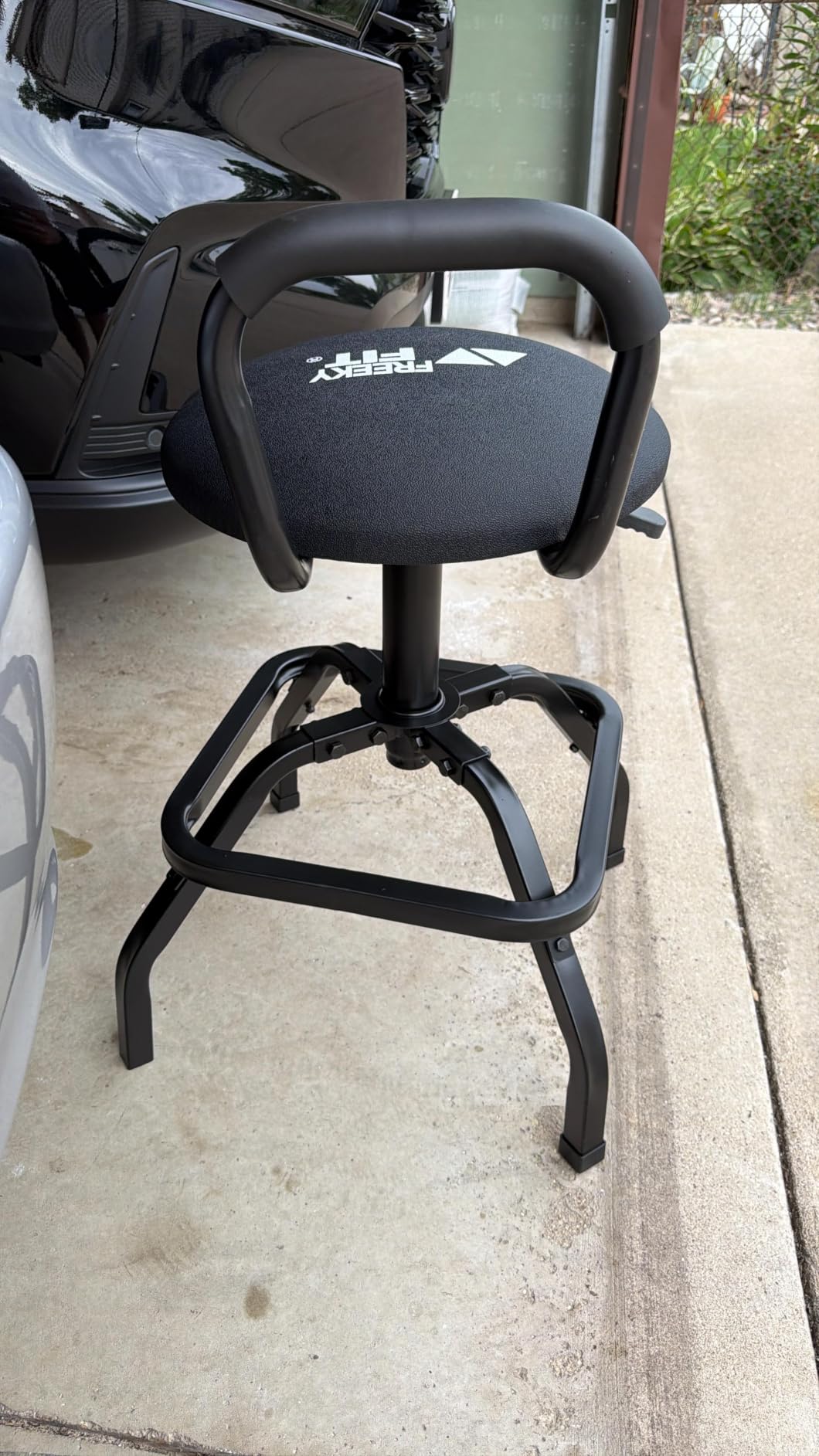 Garage Stool, Adjustable Height Swivel Work Mechanic Shop Stool with Backrest, Pneumatic Shop Chair for Home, Workshop, 300 LBS Capacity, 360° Rotation, Heavy Duty, Black customer photo 2