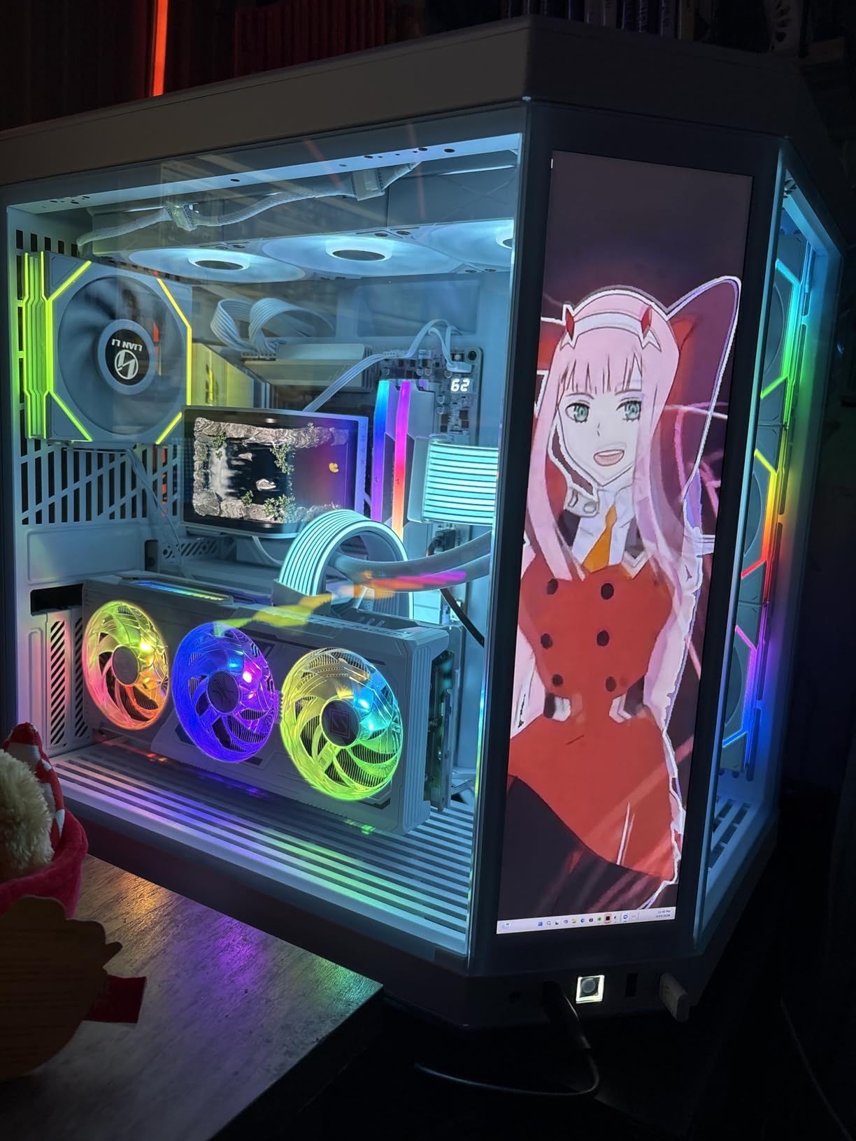 HYTE Y70 Touch Infinite Modern Aesthetic Gaming PC Case - Integrated 2.5K LCD Touchscreen Screen Display - Dual Chamber ATX Desktop Chassis - 10 Fan Capacity - Luxury PCIe 4.0 Riser Cable- Pitch Black customer photo 2